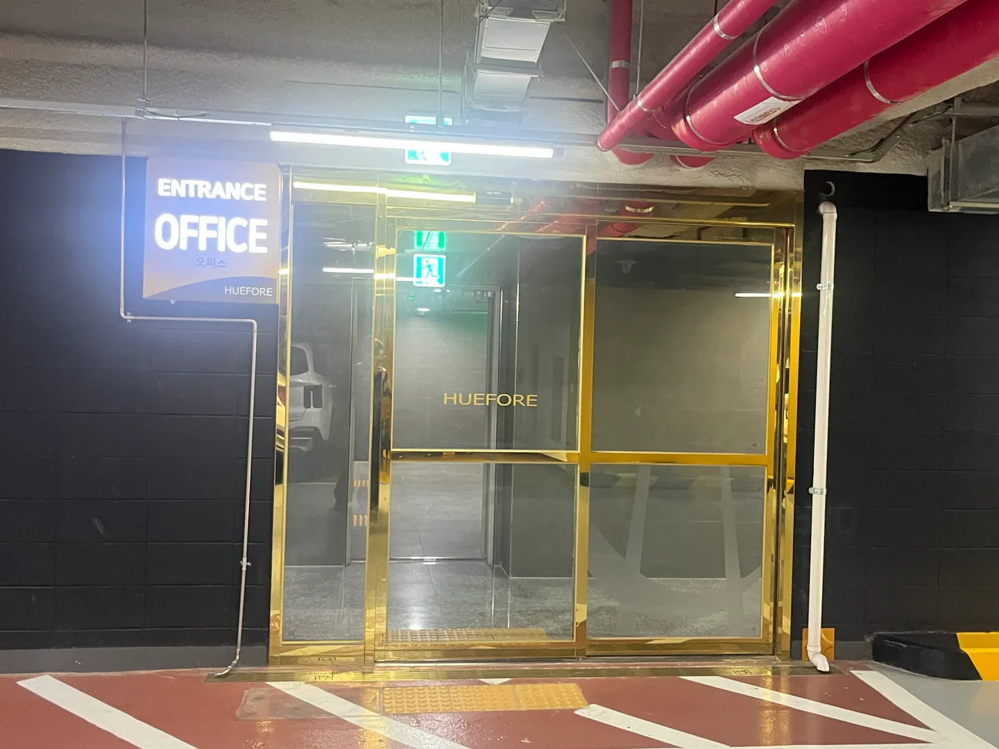 지하 4층 C2 구역 부근의 오피스동 출입문과 ENTRANCE OFFICE 표지